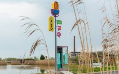 Plaatsing twee telefooncellen op locatie De Eendracht in Appingedam markeert start project ‘Eendracht maakt kracht’