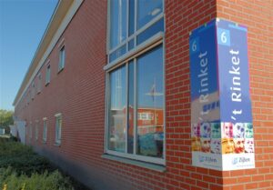 Naambord 't Rinket op hoek van gebouw