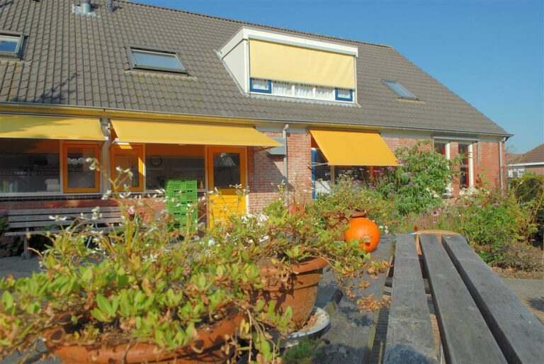 Picknicktafel met planten erop voor een gebouw