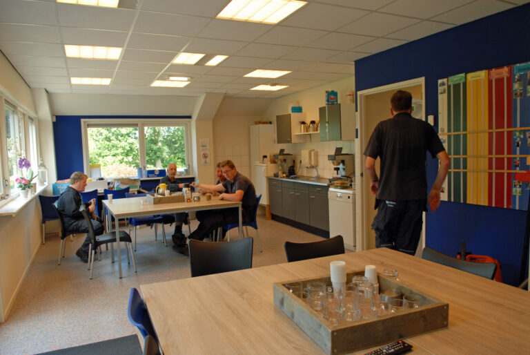 Kantine met tafels en koffie