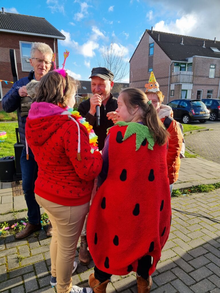 Vier verklede personen en 1 man met camera