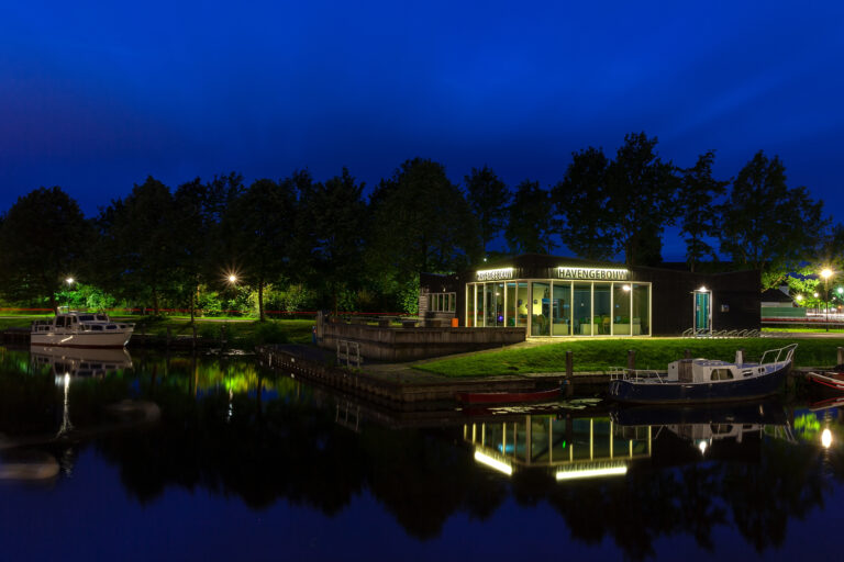 Havengebouw mooi verlicht bij nacht