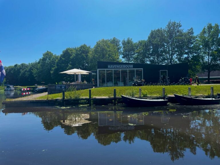 Gebouw aan een haven met op de voorgrond boten in het water