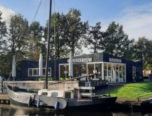Havengebouw met mooie boot ervoor