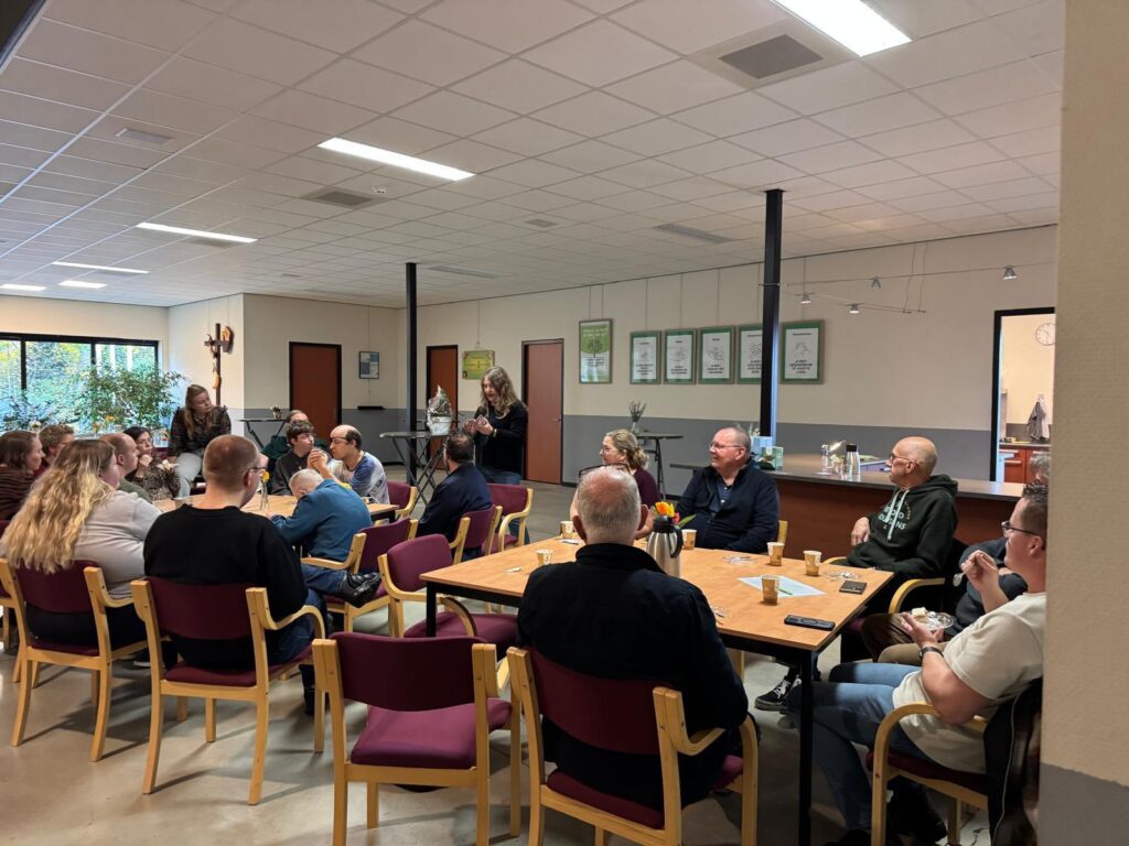 mensen zitten aan tafels te werken