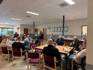 mensen zitten aan tafels te werken