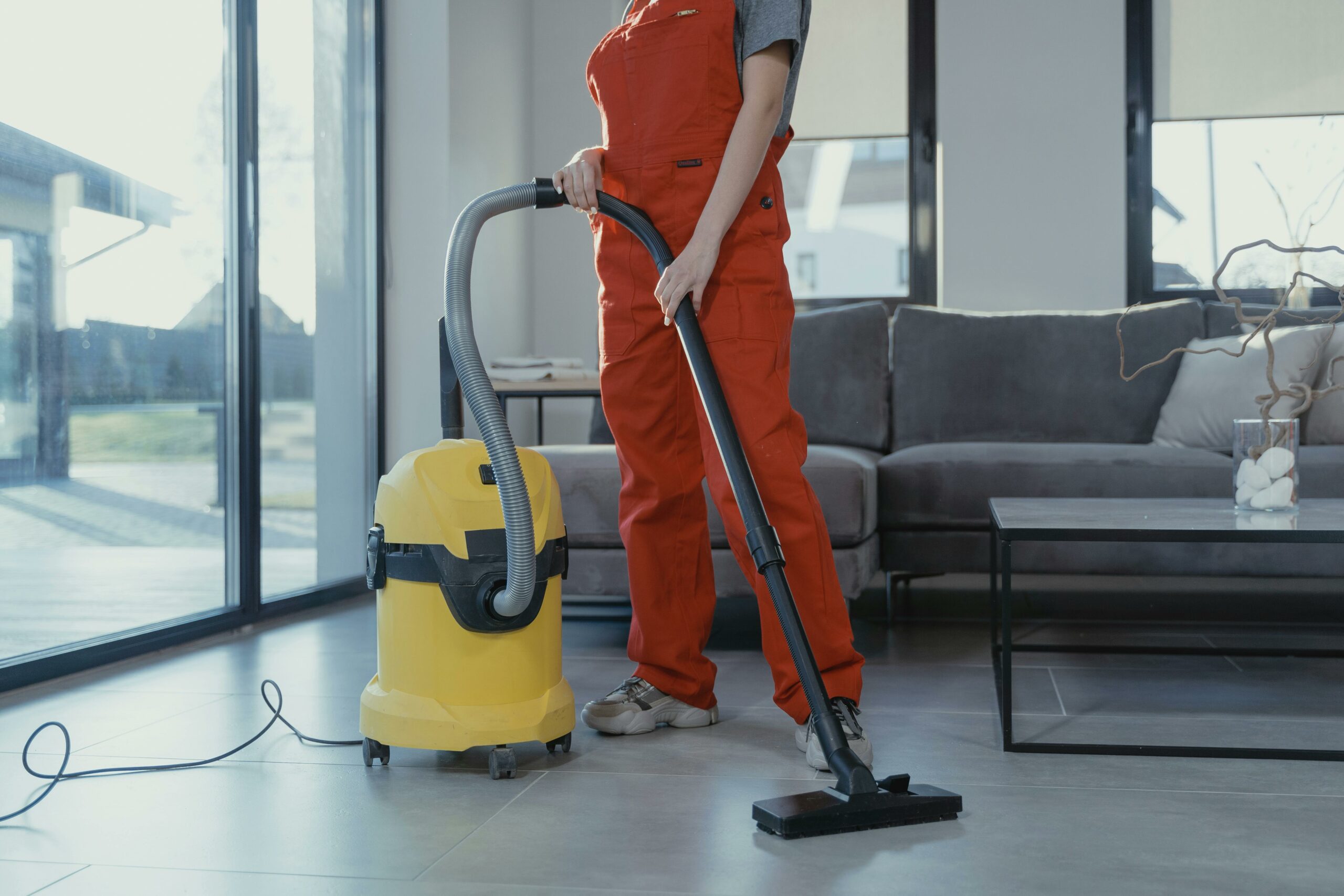 kamer iemand in oranje overal aan het stofzuigen