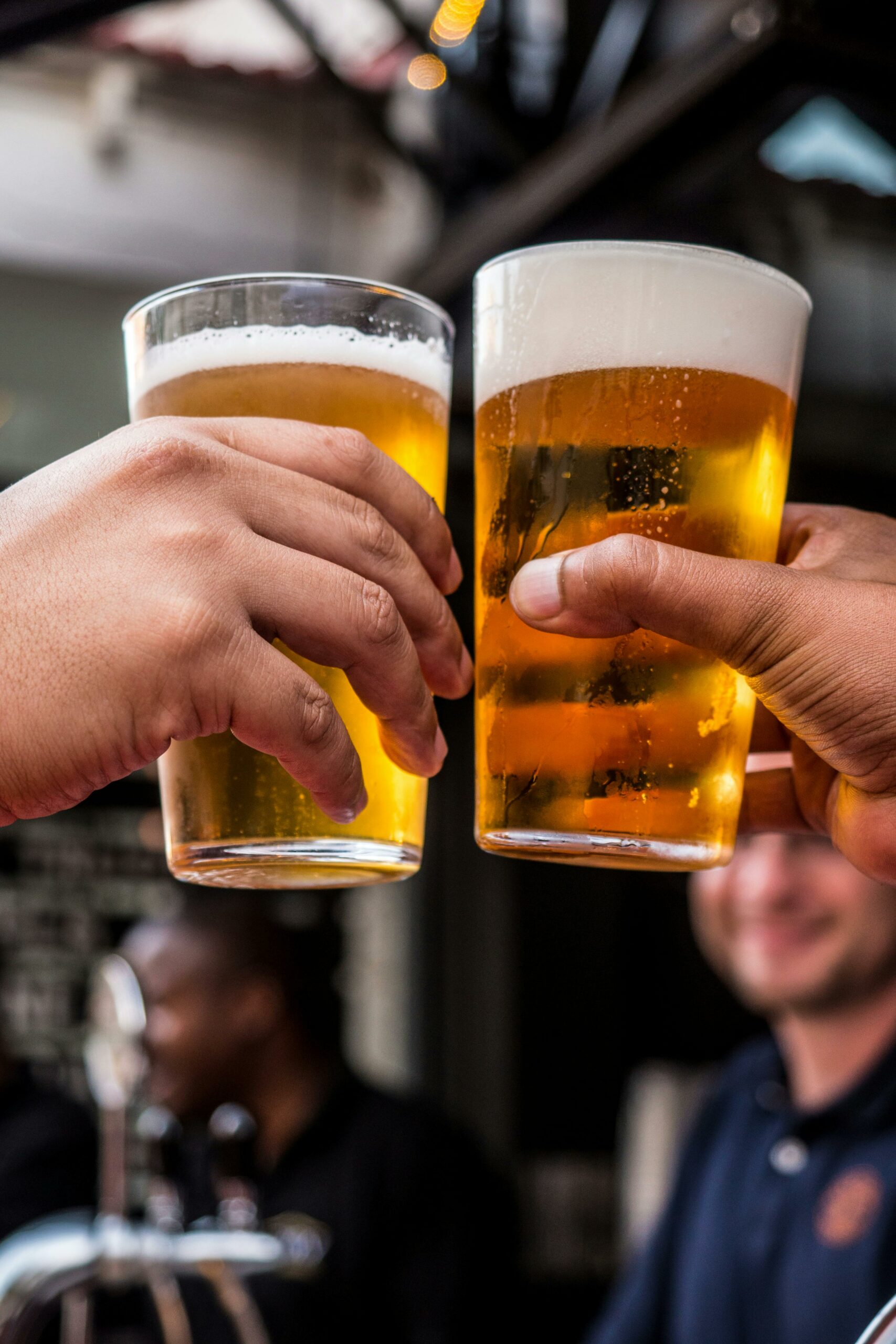 2 biertjes waarmee geproost wordt