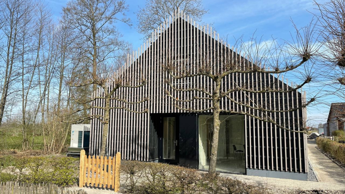 Groot gebouw van latjes in het bos