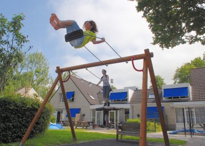 Twee kinderen aan het schommelen voor Hornerhof