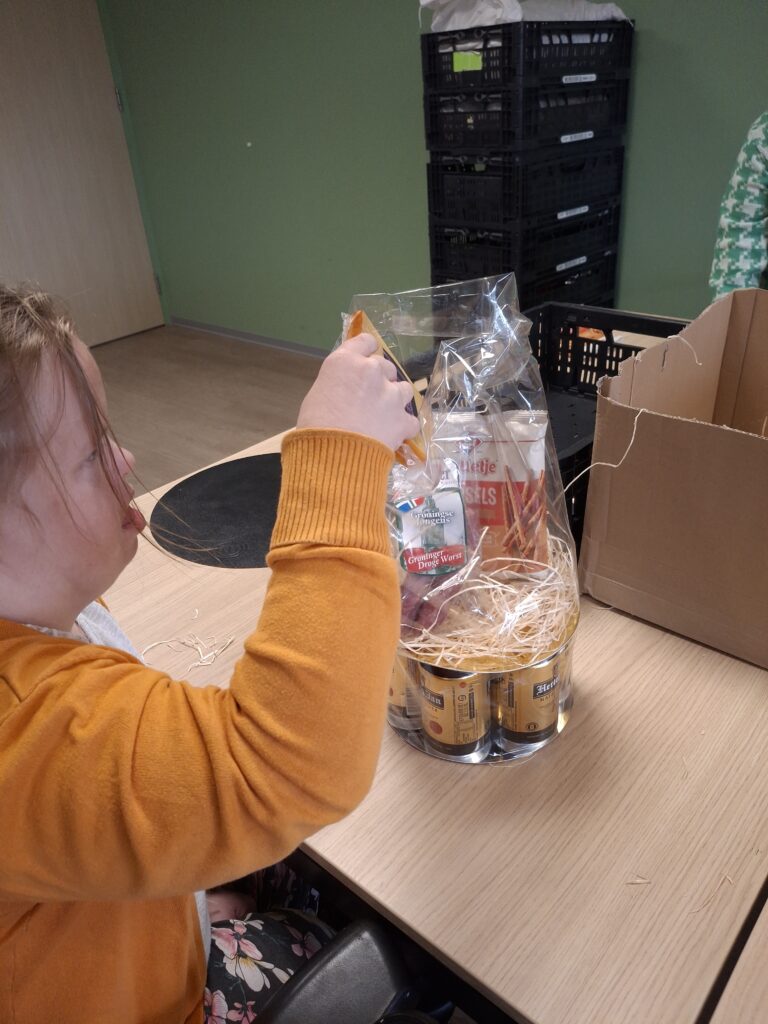 Jonge vrouw plakt lintje op een kadoverpakking