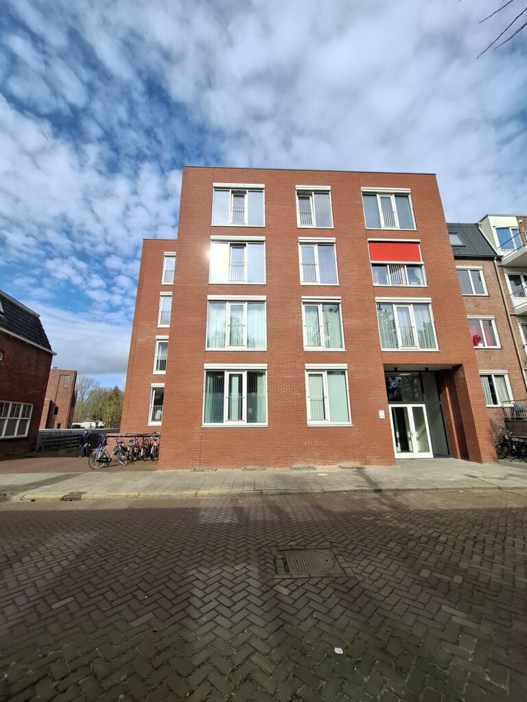 Buitenkant flatgebouw van 4 verdiepingen