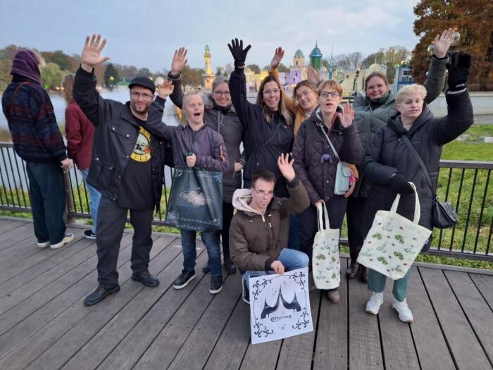 Vrolijke groep mensen die zwaaien