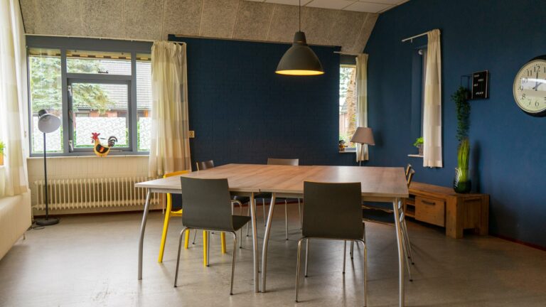 Eettafel met vier bruine stoelen