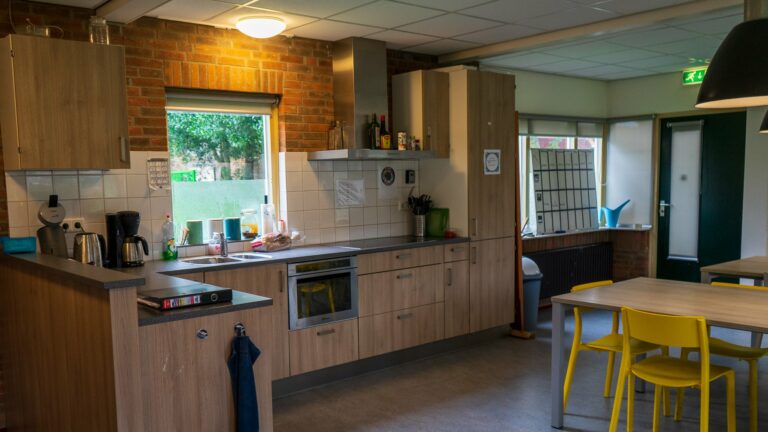 lichte keuken met gele stoelpoot