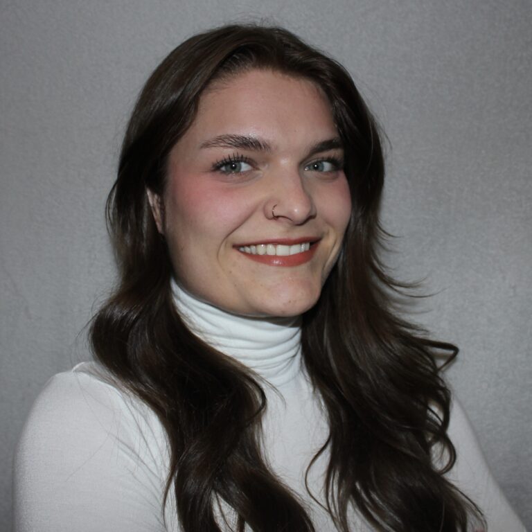portretfoto vrouw in witte trui