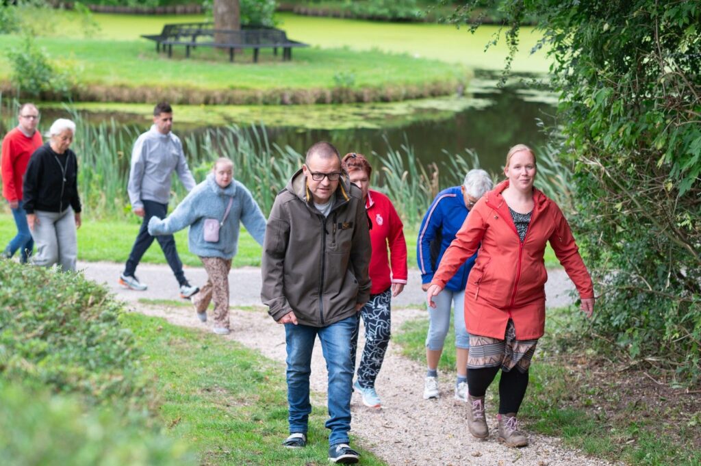 cliënten van een woonlocatie maken samen een wandeling